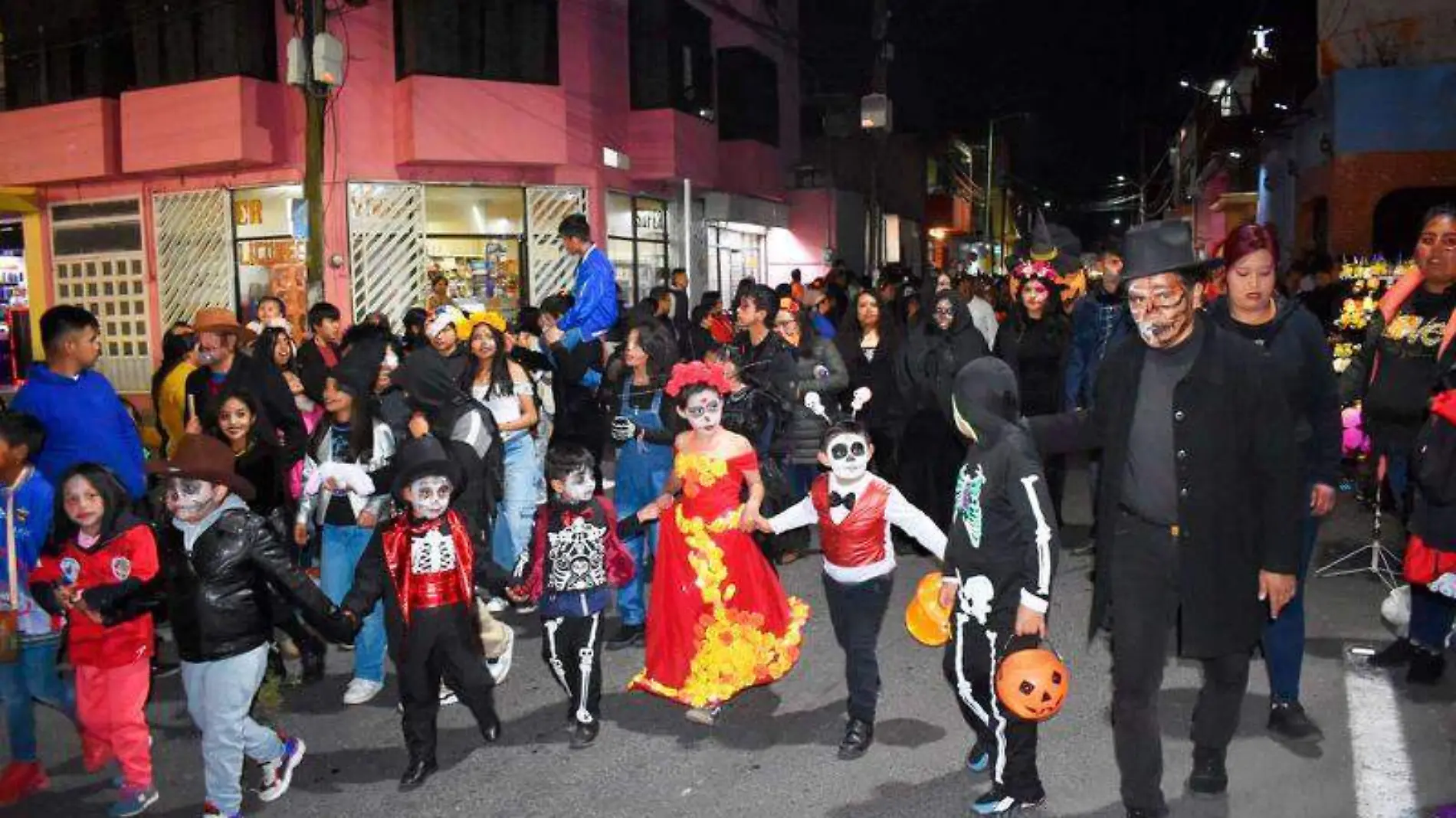 Integrantes de la escuela de futbol Gatos cambiaron el balón por la calabaza para pedir “calaveritas” en el desfile por el Día de Muertos, en Santa Cruz Tlaxcala. Armando Pedroza